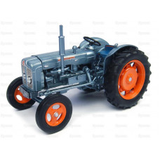 Tractor 1/32 Scale UNIVERSAL HOBBIES Fordson Super Major